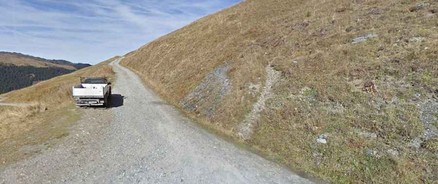 Where is Col du Couvercle located?