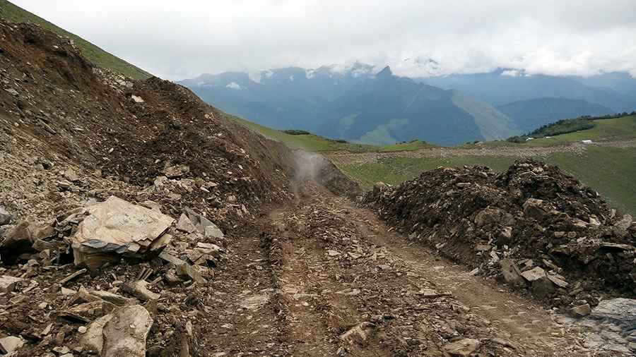 Where is Dawagenzha Peak?