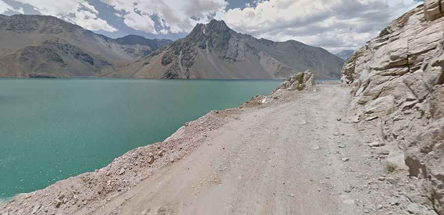 Where is Embalse El Yeso?