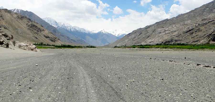 Where is the road from Eshkashem to Gaz Khan?