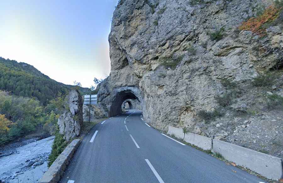 Where is the road from Guillaumes to Saint-Martin-d'Entraunes?