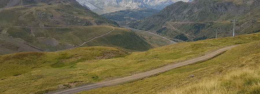 Where is the road to Ibón de Truchas?