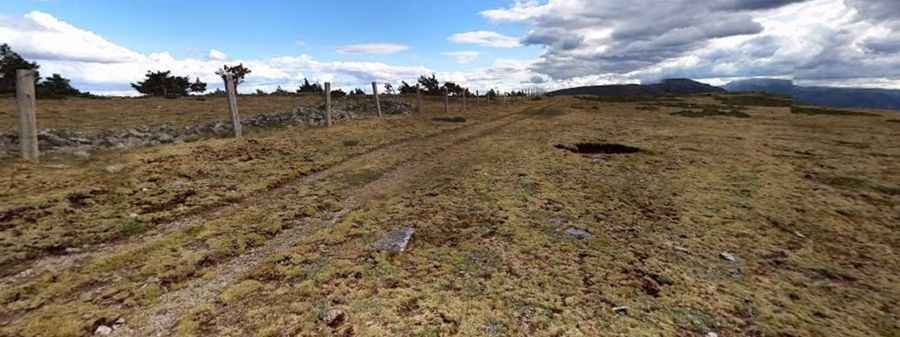 Where is the road to Peña Berrocosa and Puerto de la Linera?