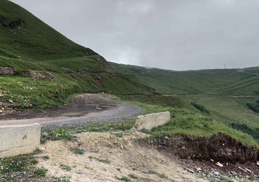 Where is Tskhratskaro Pass?