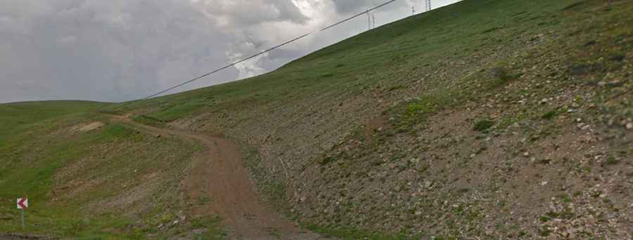 Why is a 4x4 vehicle essential for the Kavakdağı Tepesi road?